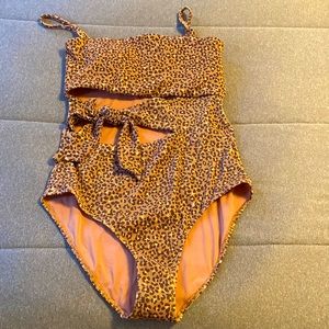 One piece bathing suit with detachable straps